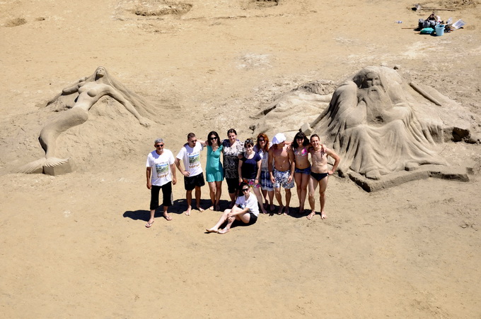 Lopar, 150612.
Nakon tri dana zavrsen je Prvi festival skulpture u pijesku
Najpjescanija plaza u Loparu, Rajska plaza ugostila je umjetnike i studente likovne akademije iz Zagreba na prvom festivalu skulpture u pijesku. Ukupno je izradjeno sedam skulptur Lopar, 150612.
Nakon tri dana zavrsen je Prvi festival skulpture u pijesku
Najpjescanija plaza u Loparu, Rajska plaza ugostila je umjetnike i studente likovne akademije iz Zagreba na prvom festivalu skulpture u pijesku. Ukupno je izradjeno sedam skulptur
