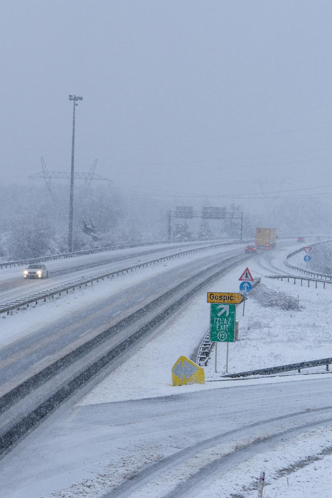 Snijeg i zimski uvjeti kod čvora Gospić na autocesti A1