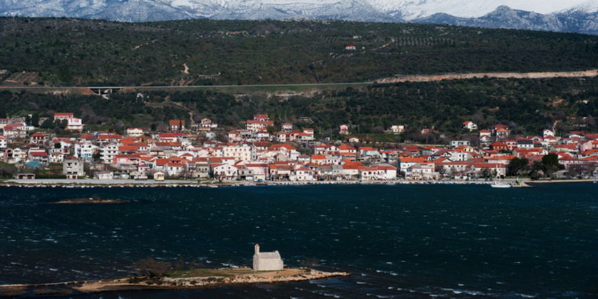 Posedarje, Zadar, 091212.Nakon sto je jucerasnji dan obiljezio snijeg, sinoc i danas je na Jadranu zapuhala olujna, ponegdje i orkanska bura sa udarima i preko 200km/h. Na fotografiji: Posedarje; u pozadini Sveto brdo pod snijegom; u prvom planu crkvica Posedarje, Zadar, 091212.Nakon sto je jucerasnji dan obiljezio snijeg, sinoc i danas je na Jadranu zapuhala olujna, ponegdje i orkanska bura sa udarima i preko 200km/h. Na fotografiji: Posedarje; u pozadini Sveto brdo pod snijegom; u prvom planu crkvica