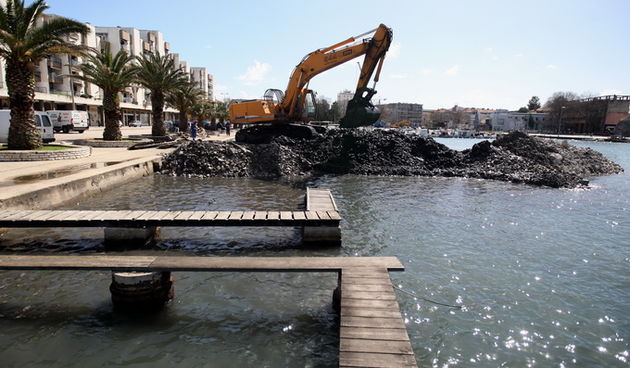 Zadar, 190313.
Uvala Jazine. 
Nastavljaju se radovi vrijedni 4,1 miljuna kuna na uredjenju uvale Jazine.
Blize se rokovi zavrsetka radova na izgradnji i uredjenju novih 86 metara rive u dnu uvale.
Foto: Jure Miskovic / CROPIX