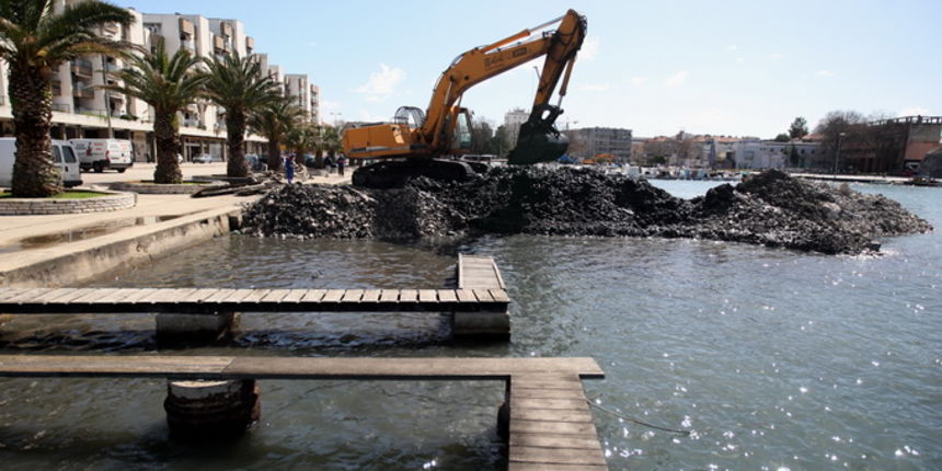 Zadar, 190313.
Uvala Jazine.
Nastavljaju se radovi vrijedni 4,1 miljuna kuna na uredjenju uvale Jazine.
Blize se rokovi zavrsetka radova na izgradnji i uredjenju novih 86 metara rive u dnu uvale.
Foto: Jure Miskovic / CROPIX Zadar, 190313.
Uvala Jazine.
Nastavljaju se radovi vrijedni 4,1 miljuna kuna na uredjenju uvale Jazine.
Blize se rokovi zavrsetka radova na izgradnji i uredjenju novih 86 metara rive u dnu uvale.
Foto: Jure Miskovic / CROPIX