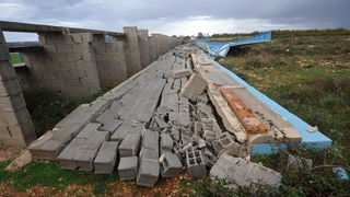 Rastane, Zadar, 301112.
Jako jugo koje je zadnja dva dana puhalo na zadarskom podrucju, srusilo je veliki dio tribine nogometnog stadiona u Rastanima.
Foto: Luka Gerlanc / CROPIX Rastane, Zadar, 301112.
Jako jugo koje je zadnja dva dana puhalo na zadarskom podrucju, srusilo je veliki dio tribine nogometnog stadiona u Rastanima.
Foto: Luka Gerlanc / CROPIX
