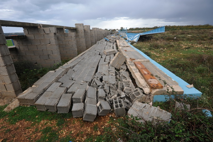 Rastane, Zadar, 301112.
Jako jugo koje je zadnja dva dana puhalo na zadarskom podrucju, srusilo je veliki dio tribine nogometnog stadiona u Rastanima.
Foto: Luka Gerlanc / CROPIX Rastane, Zadar, 301112.
Jako jugo koje je zadnja dva dana puhalo na zadarskom podrucju, srusilo je veliki dio tribine nogometnog stadiona u Rastanima.
Foto: Luka Gerlanc / CROPIX