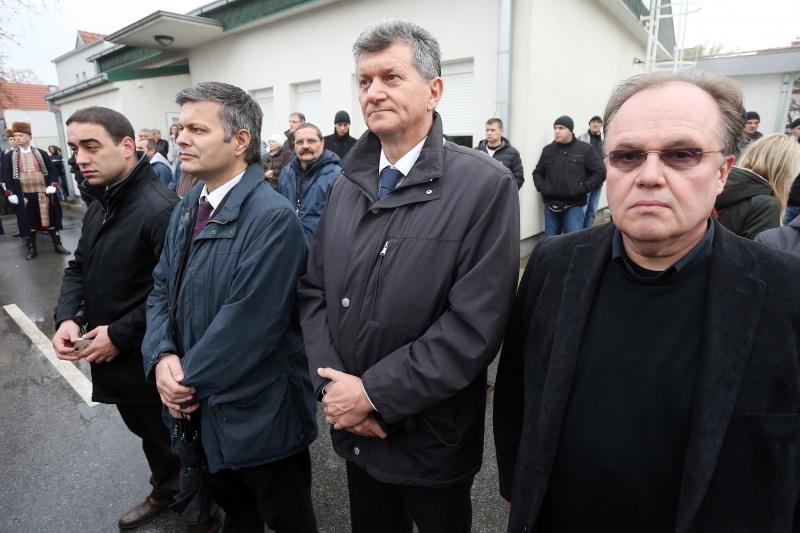 Dan sjecanja na zrtvu Vukovara 1991. – 2014. pod sloganom Vukovar – mjesto posebnog pijeteta. 23. je obljetnica stradavanja i zrtve Vukovara u Domovinskom ratu. Sudionici Kolone sjecanja prolaze ulicama grada do Memorijalnog groblja zrtava iz Domovinskog Dan sjecanja na zrtvu Vukovara 1991. – 2014. pod sloganom Vukovar – mjesto posebnog pijeteta. 23. je obljetnica stradavanja i zrtve Vukovara u Domovinskom ratu. Sudionici Kolone sjecanja prolaze ulicama grada do Memorijalnog groblja zrtava iz Domovinskog