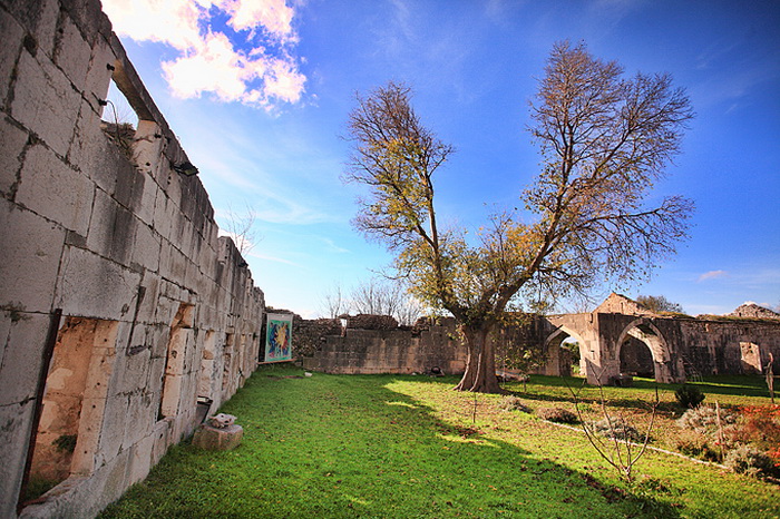 Vrana: Maskovica han, Foto: Leo Banic Vrana: Maskovica han, Foto: Leo Banic