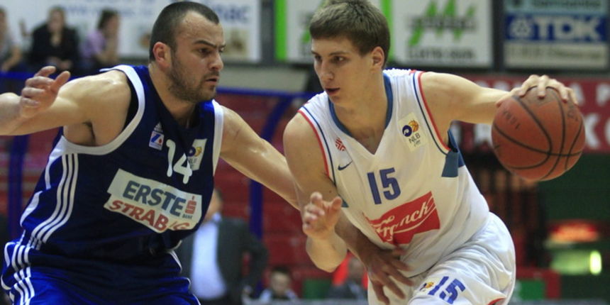 Zagreb, 250311. KC Drazen Petrovic. Kosarkaska utakmica, 2.kolo Liga za prvaka Cibona – Zadar. Na slici: Ive Ivanov 14, Tomislav Zubcic 15. Foto: Nenad Dugi / Cropix