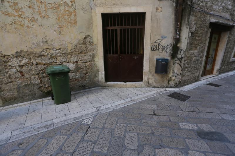 06.11.2013., Zadar – Dotrajale fasade na zgradama u centru grada. Photo: Filip Brala/PIXSELL 06.11.2013., Zadar – Dotrajale fasade na zgradama u centru grada. Photo: Filip Brala/PIXSELL