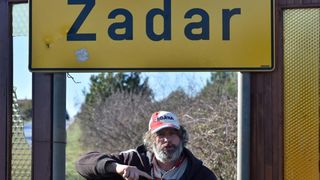 Zadarski performer Enio Mestrovic predstavio projekt “Vrata Zadra” – sjeverni portal. Rijec je o jos jednom performansu, u kojemu se na svoj osebujan nacin Mestrovic osvrnuo na lokalne teme. Photo: Dino Stanin/PIXSELL Zadarski performer Enio Mestrovic predstavio projekt “Vrata Zadra” – sjeverni portal. Rijec je o jos jednom performansu, u kojemu se na svoj osebujan nacin Mestrovic osvrnuo na lokalne teme. Photo: Dino Stanin/PIXSELL