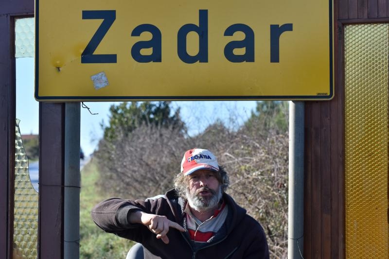 Zadarski performer Enio Mestrovic predstavio projekt “Vrata Zadra” – sjeverni portal. Rijec je o jos jednom performansu, u kojemu se na svoj osebujan nacin Mestrovic osvrnuo na lokalne teme. Photo: Dino Stanin/PIXSELL Zadarski performer Enio Mestrovic predstavio projekt “Vrata Zadra” – sjeverni portal. Rijec je o jos jednom performansu, u kojemu se na svoj osebujan nacin Mestrovic osvrnuo na lokalne teme. Photo: Dino Stanin/PIXSELL