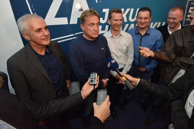 Praćenje izbornih rezultata u stožeru zadarskog HDZ-a, Foto: Dino Stanin/PIXSELL