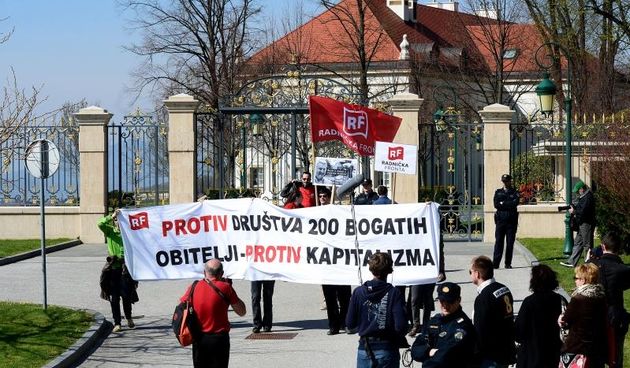 Radnicka fronta odrzala prosvjed protiv 200 bogatih obitelji ispred Todoricevih Kulmerovih dvora. Photo: Marko Prpic/PIXSELL