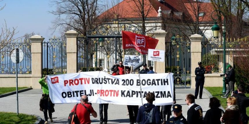 Radnicka fronta odrzala prosvjed protiv 200 bogatih obitelji ispred Todoricevih Kulmerovih dvora. Photo: Marko Prpic/PIXSELL Radnicka fronta odrzala prosvjed protiv 200 bogatih obitelji ispred Todoricevih Kulmerovih dvora. Photo: Marko Prpic/PIXSELL