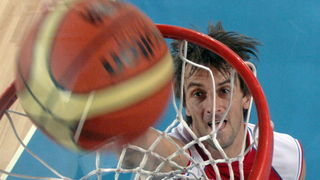 Bydgoszcz, 150909.
Dvorana Sport Arena Luczniczka.
Europsko prvenstvo u kosarci u Poljskoj, drugi krug natjecanja po skupinama 3. kolo grupe E, utakmica izmedju Hrvatske i Njemacke odlucujuca za ulazak u cetvrtfinale.
Na slici: Sandro Nicevic pod kosem.
F