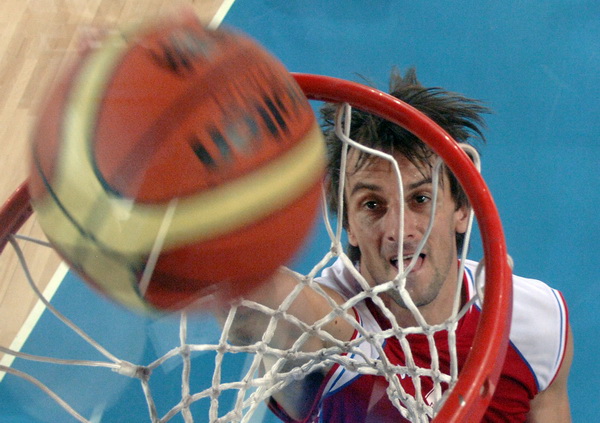 Bydgoszcz, 150909.
Dvorana Sport Arena Luczniczka.
Europsko prvenstvo u kosarci u Poljskoj, drugi krug natjecanja po skupinama 3. kolo grupe E, utakmica izmedju Hrvatske i Njemacke odlucujuca za ulazak u cetvrtfinale.
Na slici: Sandro Nicevic pod kosem.
F