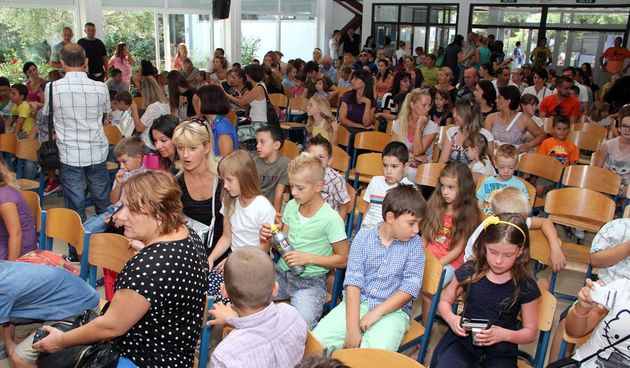 Prijem prvašića u OŠ Smiljevac. Škola, učenici.
