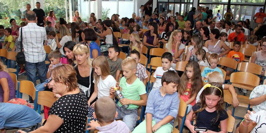Prijem prvašića u OŠ Smiljevac. Škola, učenici.