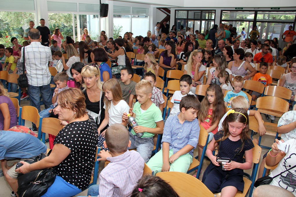 Prijem prvašića u OŠ Smiljevac. Škola, učenici.