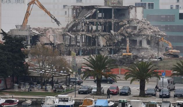 Pri kraju je uklanjanje posljednje zgrade koja je cinila nekadasnji tvornicki kompleks TIZ. Predvidjeni rok za rusenje je dva mjeseca, a na tom bi mjestu trebao nici kompleks sa stanovima, trgovinama i hotelom. Photo: Dino Stanin/PIXSELL