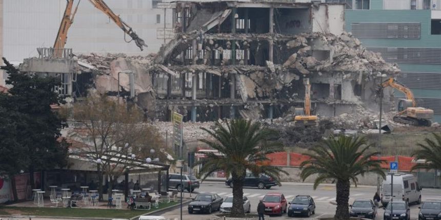 Pri kraju je uklanjanje posljednje zgrade koja je cinila nekadasnji tvornicki kompleks TIZ. Predvidjeni rok za rusenje je dva mjeseca, a na tom bi mjestu trebao nici kompleks sa stanovima, trgovinama i hotelom. Photo: Dino Stanin/PIXSELL