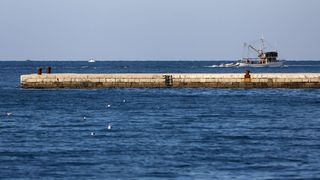 Prohladan, ali iznimno lijep i sunčan dan građani Zadra su iskoristili za šetnju prekrasnom rivom.  Photo: Filip Brala/PIXSELL