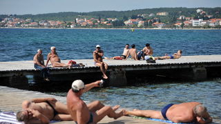 Zadar, 090513
Ljetna atmosfera na plazi na Boriku. Visoke temperature zraka (25) i mora(19) privukle su brojne kupace.
Na fotografiji: kupaci na Boriku.
Foto: Luka Gerlanc / CROPIX