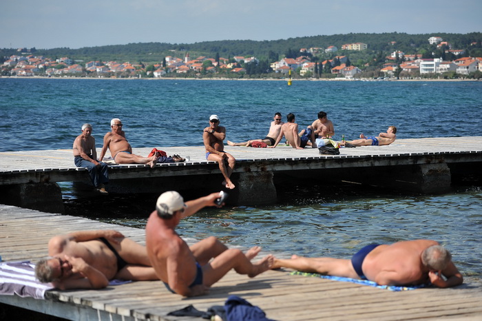 Zadar, 090513
Ljetna atmosfera na plazi na Boriku. Visoke temperature zraka (25) i mora(19) privukle su brojne kupace.
Na fotografiji: kupaci na Boriku.
Foto: Luka Gerlanc / CROPIX