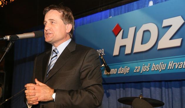 predsjednik županijskog odbora HDZ-a Zadar Božidar Kalmeta drži govor povodu 18 obljetnice utemeljenja HDZ-a Zadar