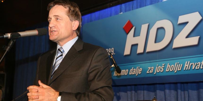 predsjednik županijskog odbora HDZ-a Zadar Božidar Kalmeta drži govor povodu 18 obljetnice utemeljenja HDZ-a Zadar predsjednik županijskog odbora HDZ-a Zadar Božidar Kalmeta drži govor povodu 18 obljetnice utemeljenja HDZ-a Zadar