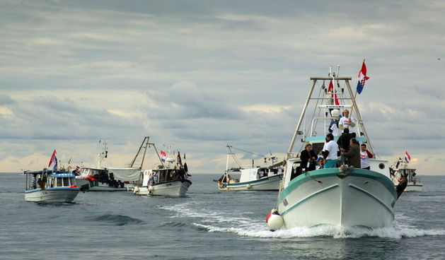 Umag, Savudrija, 071109.
Ribarski konvoj organiziran zbog protivljenja arbitraznom sporazumu sa Slovenijom smatrajuci da bi njegovom primjenom Hrvatska mogla ostati bez dijela svog teritorijalnog mora juznije od crte sredine Savudrijske vale. Prosvjedoval