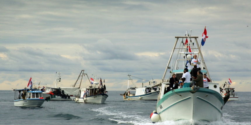 Umag, Savudrija, 071109.
Ribarski konvoj organiziran zbog protivljenja arbitraznom sporazumu sa Slovenijom smatrajuci da bi njegovom primjenom Hrvatska mogla ostati bez dijela svog teritorijalnog mora juznije od crte sredine Savudrijske vale. Prosvjedoval Umag, Savudrija, 071109.
Ribarski konvoj organiziran zbog protivljenja arbitraznom sporazumu sa Slovenijom smatrajuci da bi njegovom primjenom Hrvatska mogla ostati bez dijela svog teritorijalnog mora juznije od crte sredine Savudrijske vale. Prosvjedoval
