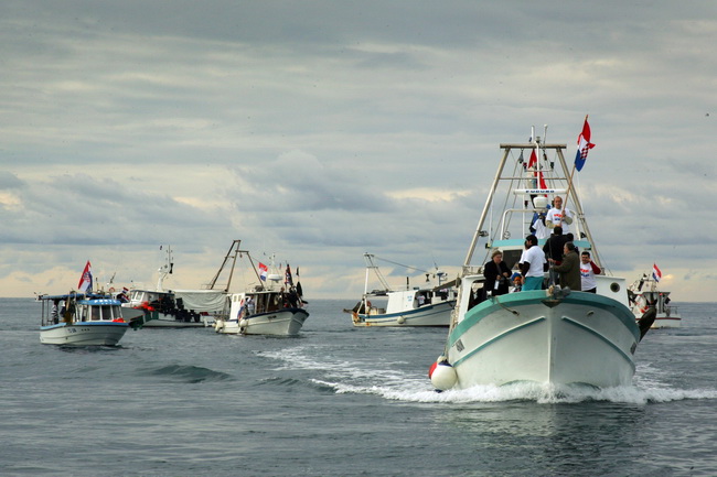 Umag, Savudrija, 071109.
Ribarski konvoj organiziran zbog protivljenja arbitraznom sporazumu sa Slovenijom smatrajuci da bi njegovom primjenom Hrvatska mogla ostati bez dijela svog teritorijalnog mora juznije od crte sredine Savudrijske vale. Prosvjedoval Umag, Savudrija, 071109.
Ribarski konvoj organiziran zbog protivljenja arbitraznom sporazumu sa Slovenijom smatrajuci da bi njegovom primjenom Hrvatska mogla ostati bez dijela svog teritorijalnog mora juznije od crte sredine Savudrijske vale. Prosvjedoval
