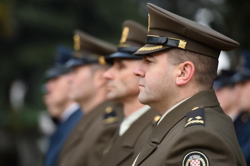 Paljenjem svijeća i polaganjem vijenaca, te mimohodom postrojbi započelo svečano obilježavanje 23. obljetnice VRO Maslenica. Foto. Dino Stanin/PIXSELL Paljenjem svijeća i polaganjem vijenaca, te mimohodom postrojbi započelo svečano obilježavanje 23. obljetnice VRO Maslenica. Foto. Dino Stanin/PIXSELL