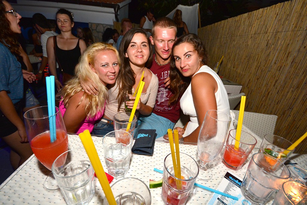 Subotnja zabava u Noštromo i Vagabundo barovima na Viru ; foto Iva Perinčić