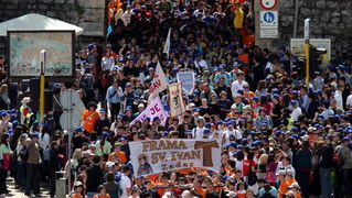 Zadar, 080510.
Zadar je domacin Susreta katolicke mladezi 2010. 
Susret ce trajati dva dana a u njemu ce sudjelovati preko 30.000 mladih iz Hrvatske i svijeta. 
Na slici: procesija s krizem od centra grada do sprtskog centra Visnjik gdje ce se sluziti mis