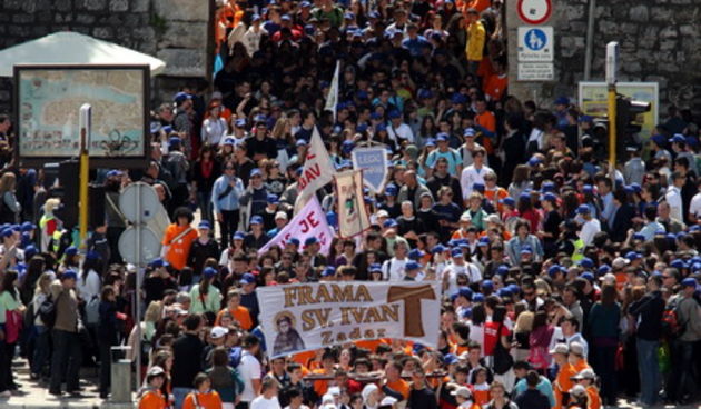 Zadar, 080510.
Zadar je domacin Susreta katolicke mladezi 2010. 
Susret ce trajati dva dana a u njemu ce sudjelovati preko 30.000 mladih iz Hrvatske i svijeta. 
Na slici: procesija s krizem od centra grada do sprtskog centra Visnjik gdje ce se sluziti mis