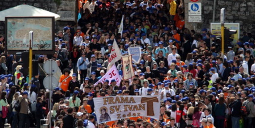 Zadar, 080510.
Zadar je domacin Susreta katolicke mladezi 2010.
Susret ce trajati dva dana a u njemu ce sudjelovati preko 30.000 mladih iz Hrvatske i svijeta.
Na slici: procesija s krizem od centra grada do sprtskog centra Visnjik gdje ce se sluziti mis Zadar, 080510.
Zadar je domacin Susreta katolicke mladezi 2010.
Susret ce trajati dva dana a u njemu ce sudjelovati preko 30.000 mladih iz Hrvatske i svijeta.
Na slici: procesija s krizem od centra grada do sprtskog centra Visnjik gdje ce se sluziti mis