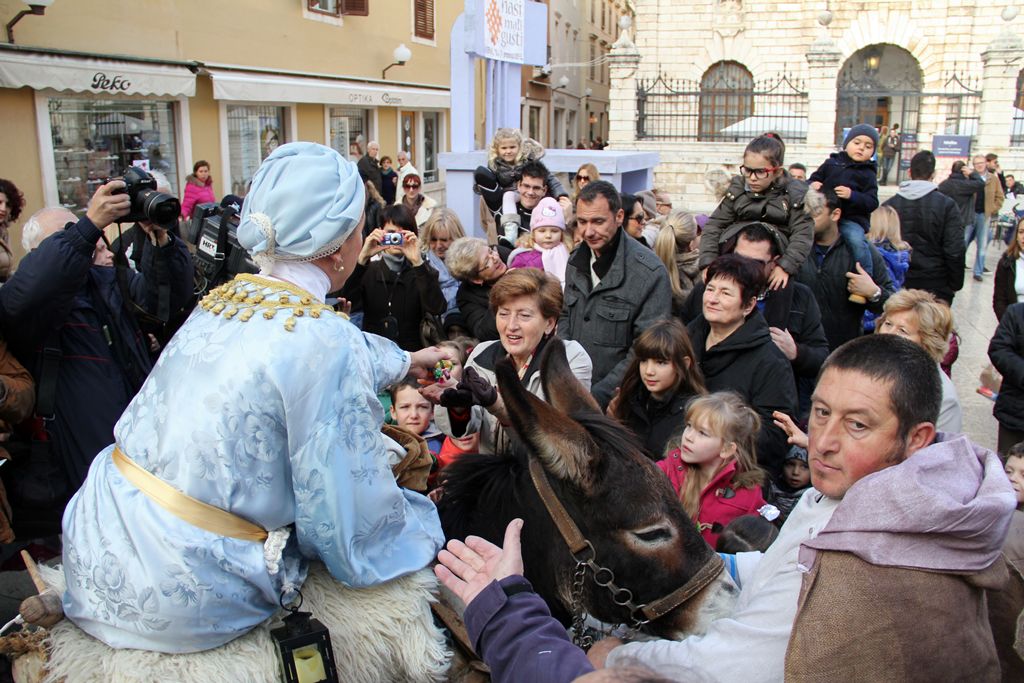 Sveta Luce oduševila mališane u gradu
