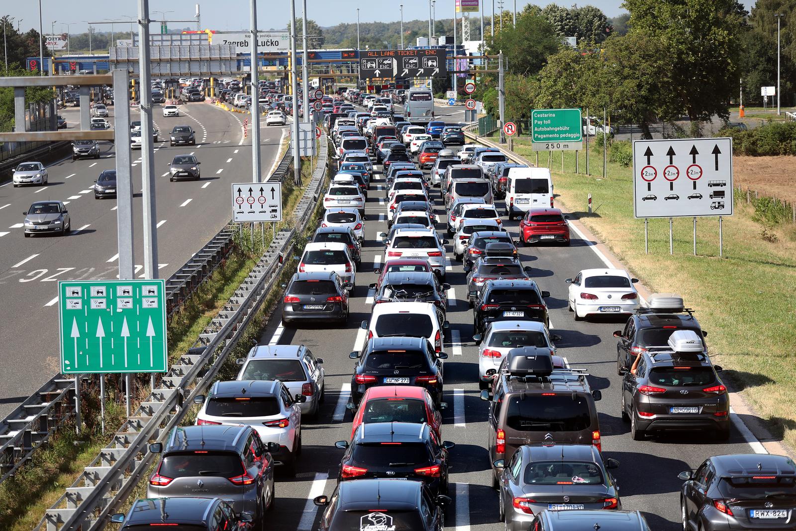 Gužve na naplatnim kućicama Lučko u smjeru mora