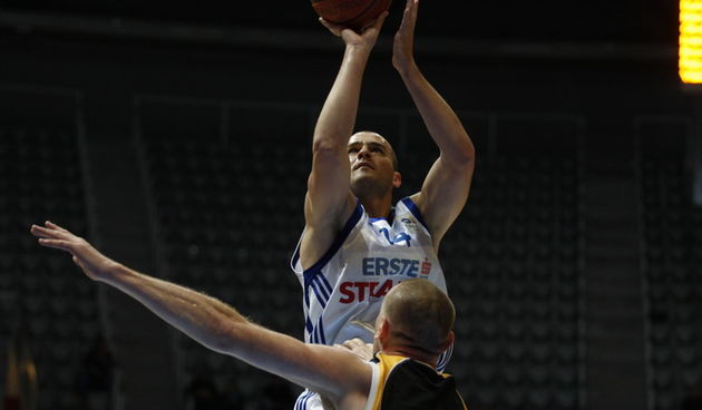 Zadar, 190411. Kosarkaska utakmica KK Zadar – KK Split. Dvorana Kresimira Cosica. Na slici igrac Zadra (bijeli) Ive Ivanov. Foto: Jure Miskovic / CROPIX