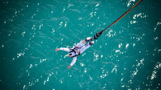 Mario Možnik i njegovi kolege sportaši otvorili su sezonu Bungee Jumpinga sa starog Masleničkom mosta