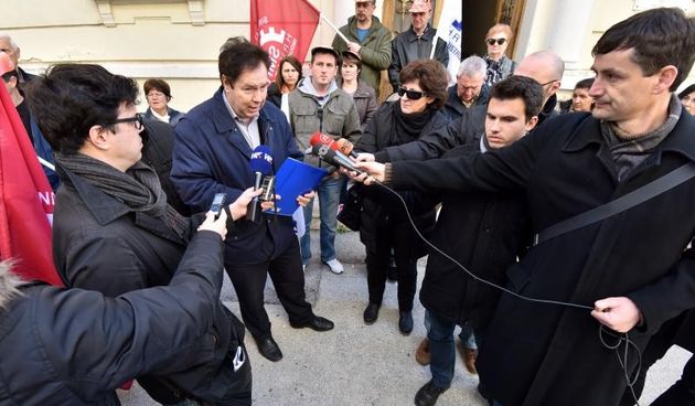 Radnici SAS Vektor-a odrzali su prosvjed ispred zgrade Doma SSSH zbog neisplacenih placa i otpremnina. Na prosvjednom skupu bio je i predsjednik Sindikata metalaca Hrvatske Vedran Dragicevic. Photo: Dino Stanin/PIXSELL