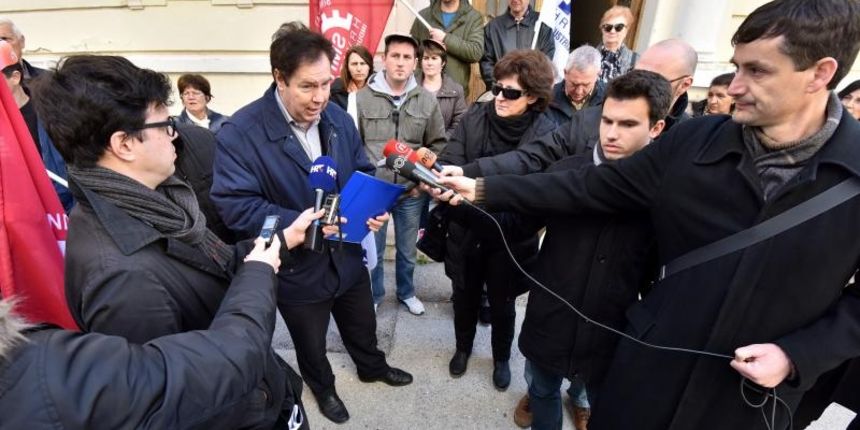 Radnici SAS Vektor-a odrzali su prosvjed ispred zgrade Doma SSSH zbog neisplacenih placa i otpremnina. Na prosvjednom skupu bio je i predsjednik Sindikata metalaca Hrvatske Vedran Dragicevic. Photo: Dino Stanin/PIXSELL