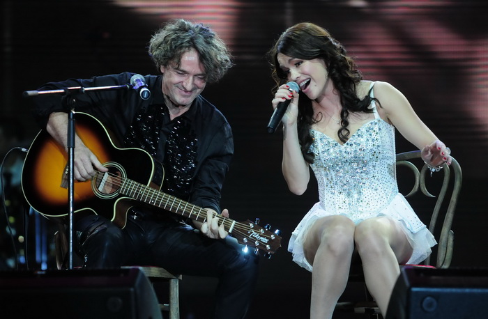 Skoplje, 061110.
Spektakularni koncert u prepunoj Areni odrzala je Severina. Publika je uzivala u njenoj ljepoti i pjesmama. Severinin gost na koncertu bio je Goran Bregovic.
Seve i Goran razmenjivli su poljubce na sceni tokom koncerta.
Na slici: Severi Skoplje, 061110.
Spektakularni koncert u prepunoj Areni odrzala je Severina. Publika je uzivala u njenoj ljepoti i pjesmama. Severinin gost na koncertu bio je Goran Bregovic.
Seve i Goran razmenjivli su poljubce na sceni tokom koncerta.
Na slici: Severi