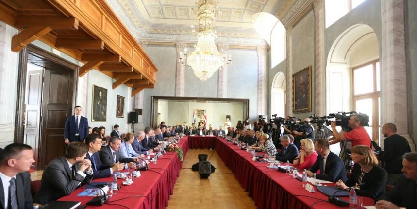 Božidar Longin nakon susreta vrha Vlade i župana: Sastanak je bio vrlo temeljit i konkretan Božidar Longin nakon susreta vrha Vlade i župana: Sastanak je bio vrlo temeljit i konkretan