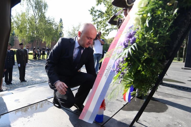 Mirogoj, Predrag Matic, polaganje vijenaca, Gordana Sobol, Drago Lovric, Dan domovinske zahvalnosti Mirogoj, Predrag Matic, polaganje vijenaca, Gordana Sobol, Drago Lovric, Dan domovinske zahvalnosti