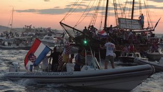 Svečani doček zadarskih Vatrenih: Jedrenjakom Branimir plovili od Gradskog mosta do gata na zadarskoj rivi