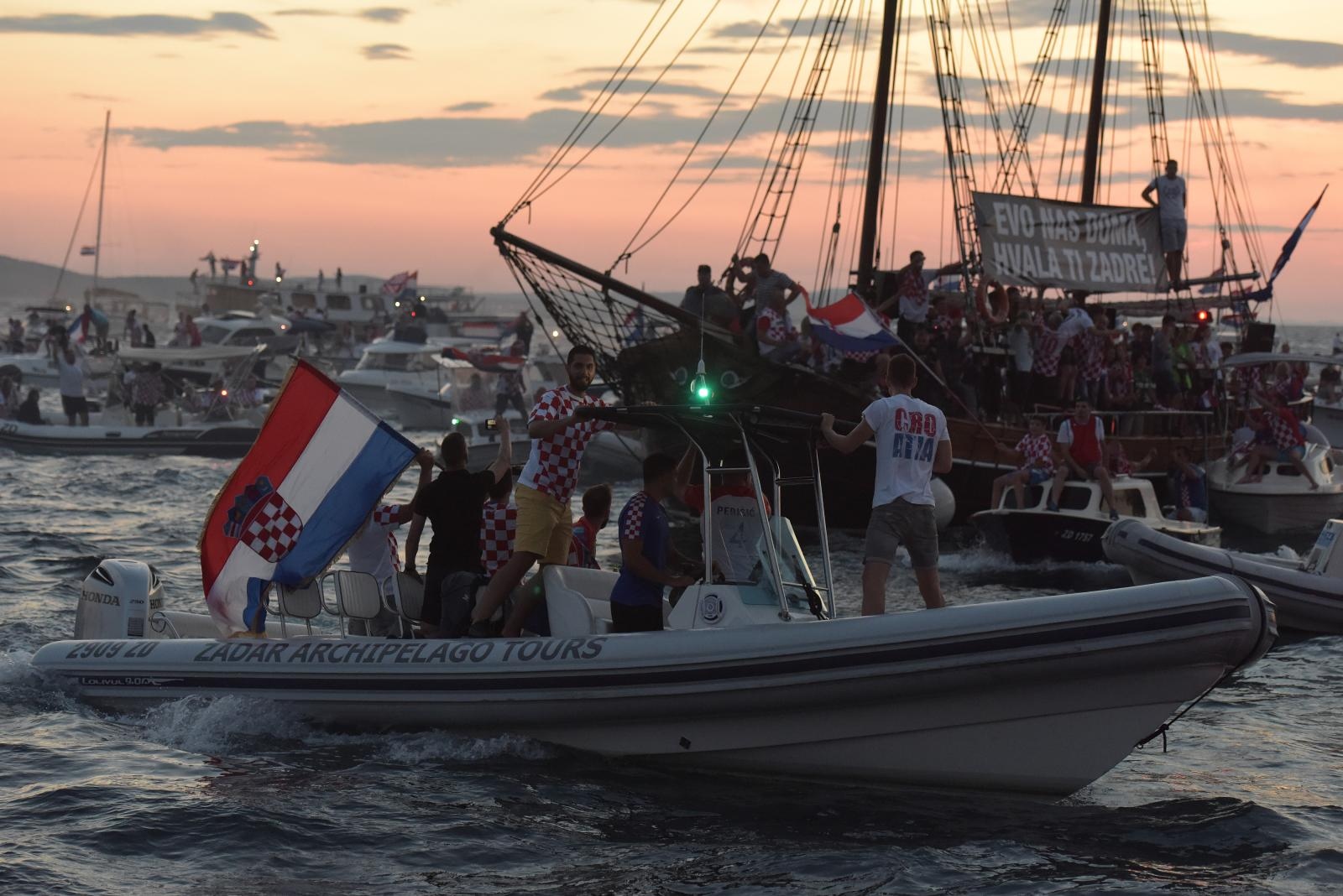 Svečani doček zadarskih Vatrenih: Jedrenjakom Branimir plovili od Gradskog mosta do gata na zadarskoj rivi