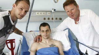 Split, 050611.
Na Odjelu neurokirurgije KBC-a Split nogometasa Dragu Gabrica , koji je stradao u teskoj prometnoj nesreci koja se dogodila 23. svibnja, posjetio je nogometas Ivan Rakitic. Na fotografiji: Ivan Rakitic, Drago i Tonci Gabric.
Foto: Vladimir Split, 050611.
Na Odjelu neurokirurgije KBC-a Split nogometasa Dragu Gabrica , koji je stradao u teskoj prometnoj nesreci koja se dogodila 23. svibnja, posjetio je nogometas Ivan Rakitic. Na fotografiji: Ivan Rakitic, Drago i Tonci Gabric.
Foto: Vladimir