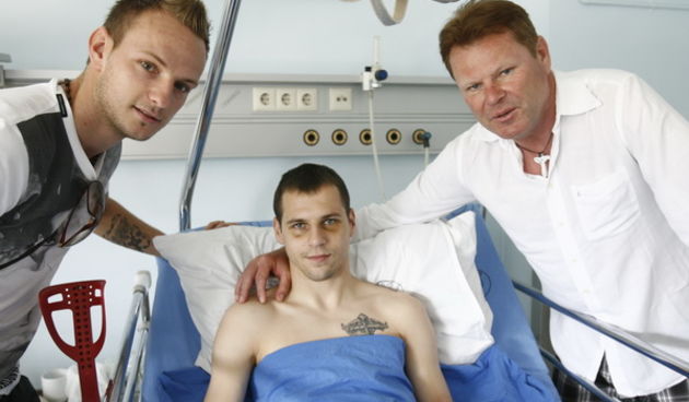 Split, 050611.
Na Odjelu neurokirurgije KBC-a Split nogometasa Dragu Gabrica , koji je stradao u teskoj prometnoj nesreci koja se dogodila 23. svibnja, posjetio je nogometas Ivan Rakitic. Na fotografiji: Ivan Rakitic, Drago i Tonci Gabric.
Foto: Vladimir