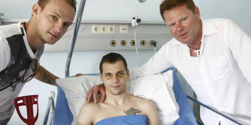 Split, 050611.
Na Odjelu neurokirurgije KBC-a Split nogometasa Dragu Gabrica , koji je stradao u teskoj prometnoj nesreci koja se dogodila 23. svibnja, posjetio je nogometas Ivan Rakitic. Na fotografiji: Ivan Rakitic, Drago i Tonci Gabric.
Foto: Vladimir